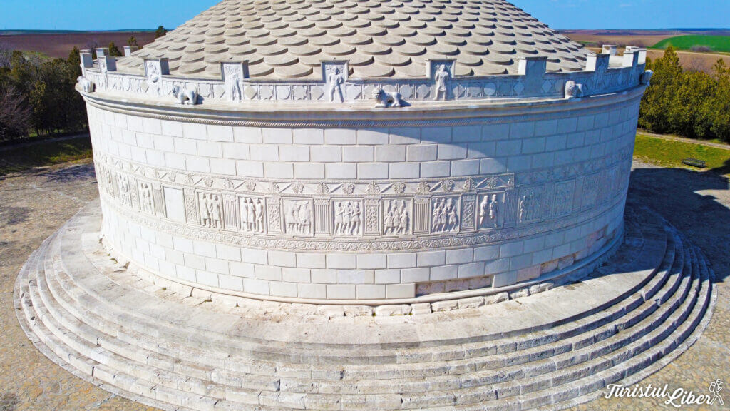 baza monument tropaeum traiani