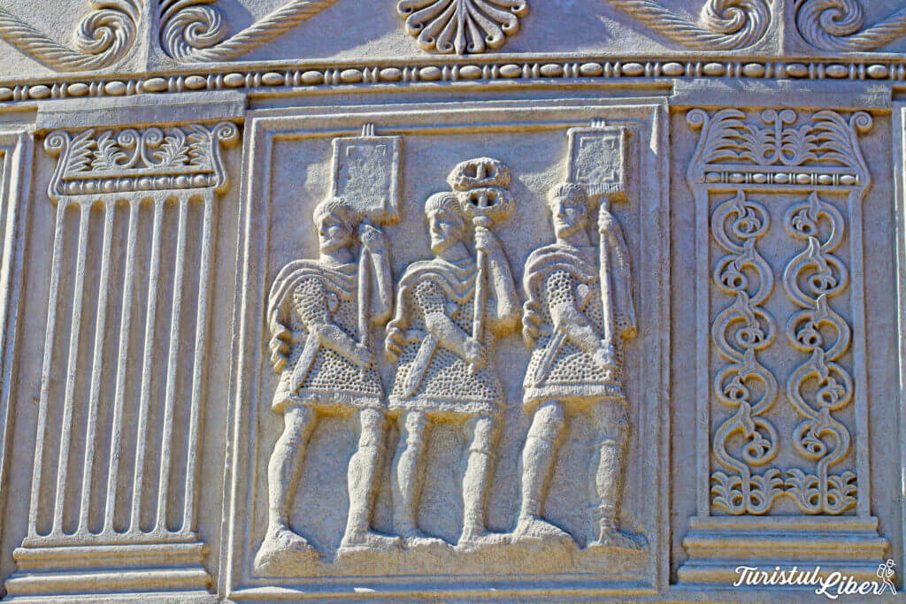 metope incadrate de pilastrii adamlclisi