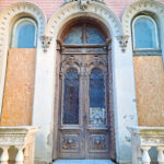 poarta intrare casa cu lei