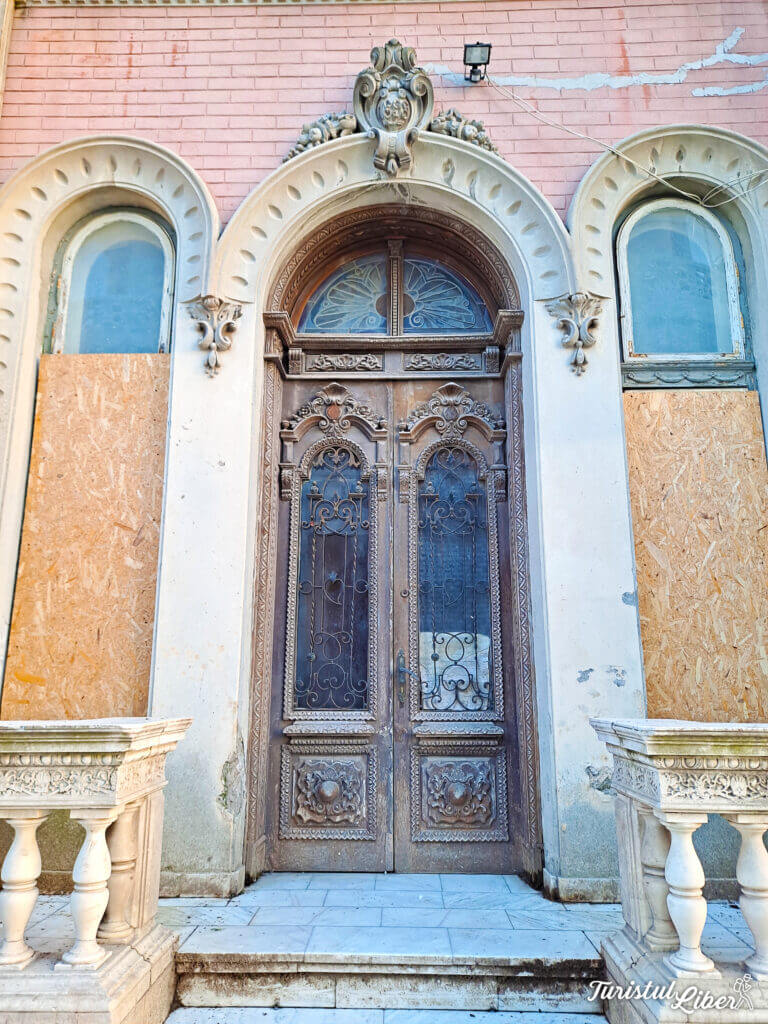 poarta intrare casa cu lei