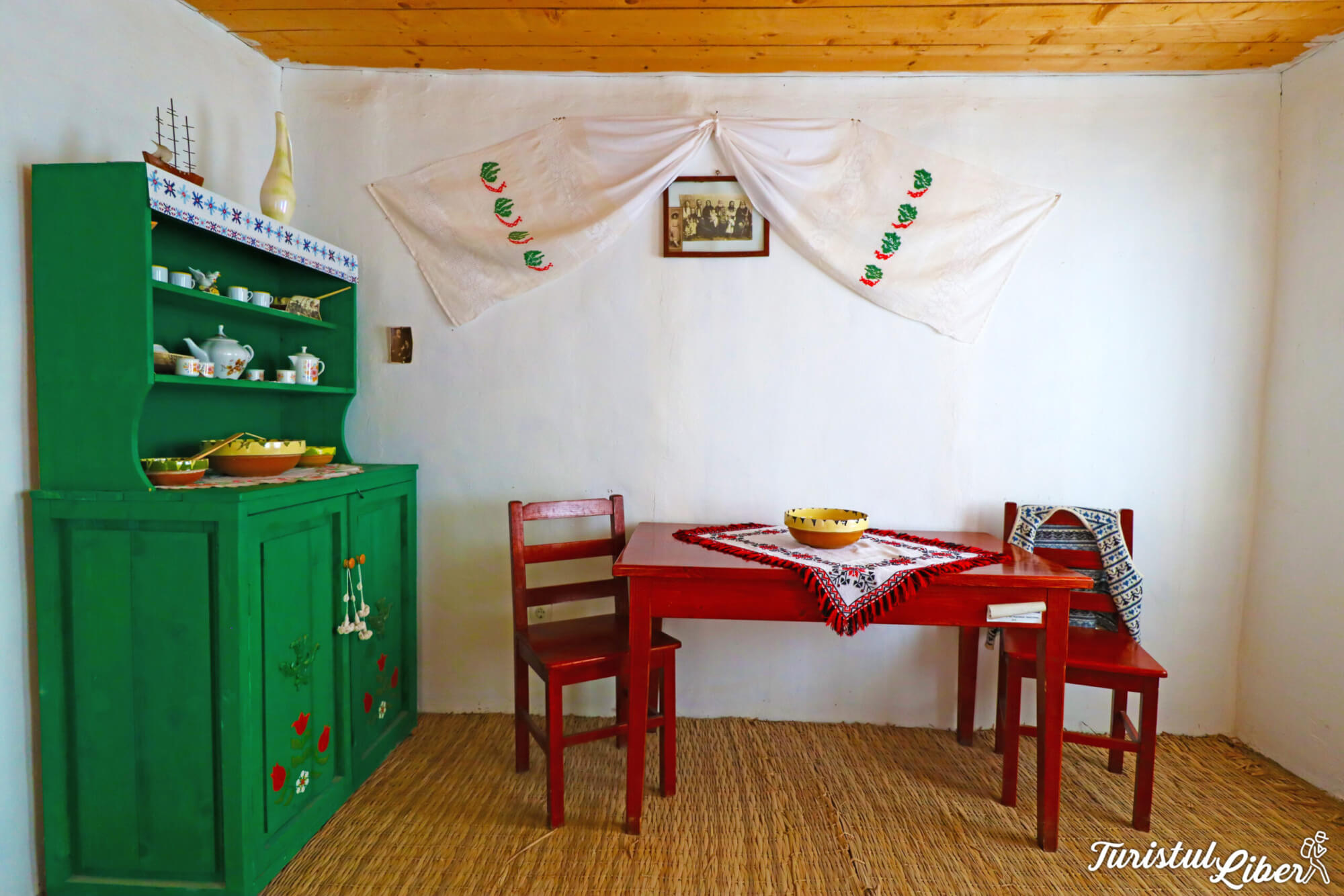 interior casa sat pescaresc traditional tulcea
