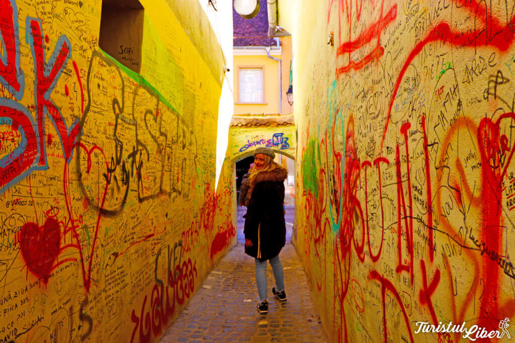 mergand pe strada sforii brasov