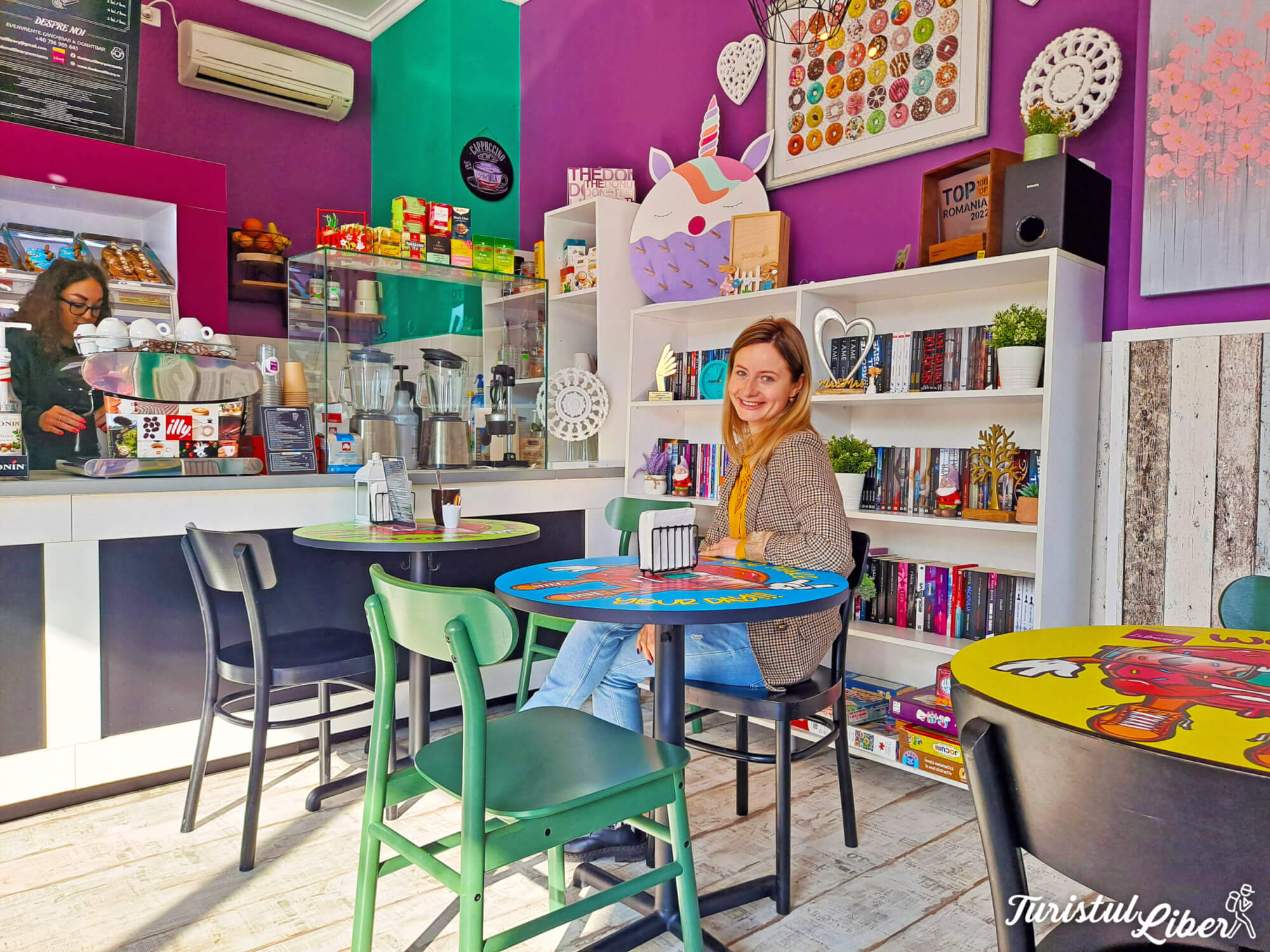 Cafenea cu atmosferă relaxantă, plină de voie bună