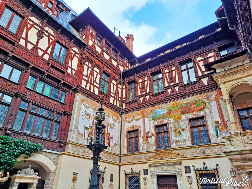 curte interioara castel peles