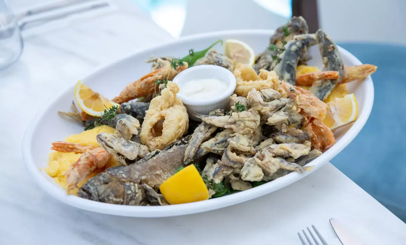 Platou cu pește și fructe de mare