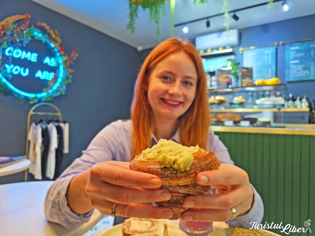 croissante cu crema de fistic bucuresti