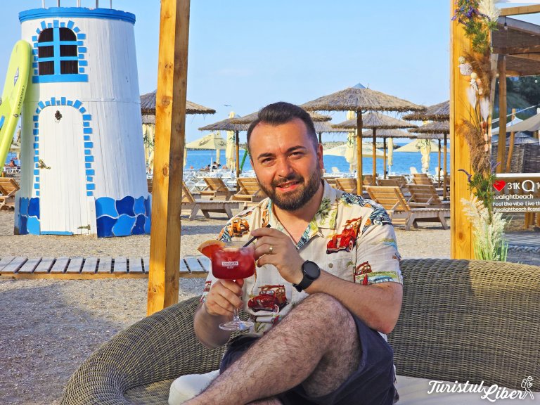 cocktails sealight beach