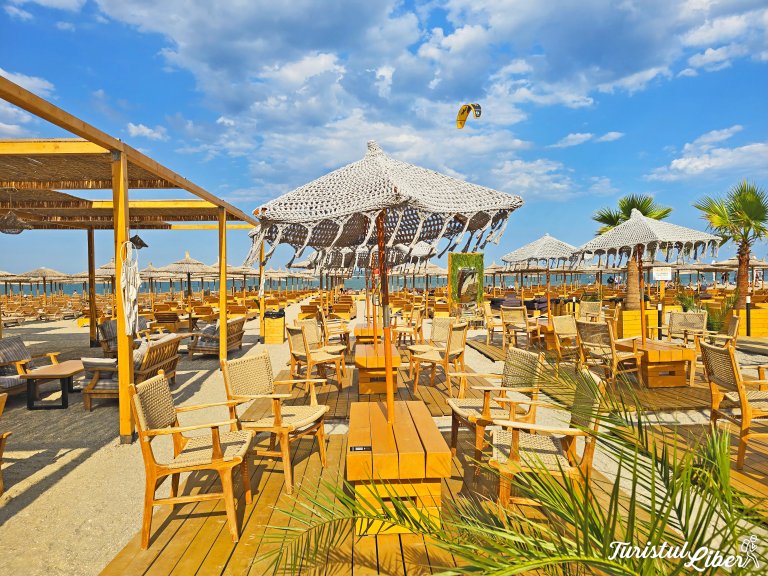 lounge cavo beach