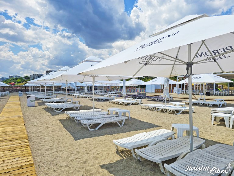 sezlonguri white beach